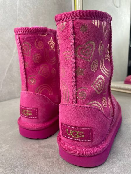 UGG рожеві з малюнками UGG рожеві фото