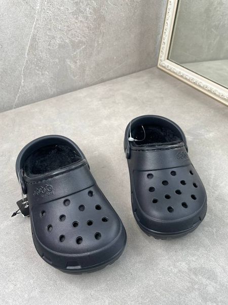 Crocs classic fur-lined clogs in black 203814 фото
