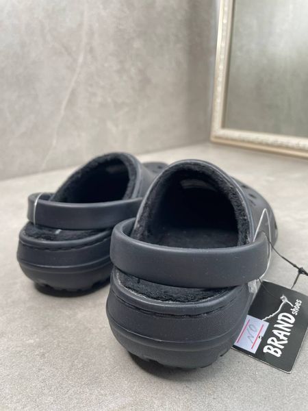 Crocs classic fur-lined clogs in black 203814 фото