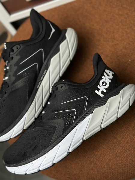Hoka One One W Arahi 5 1115013 BWHT фото